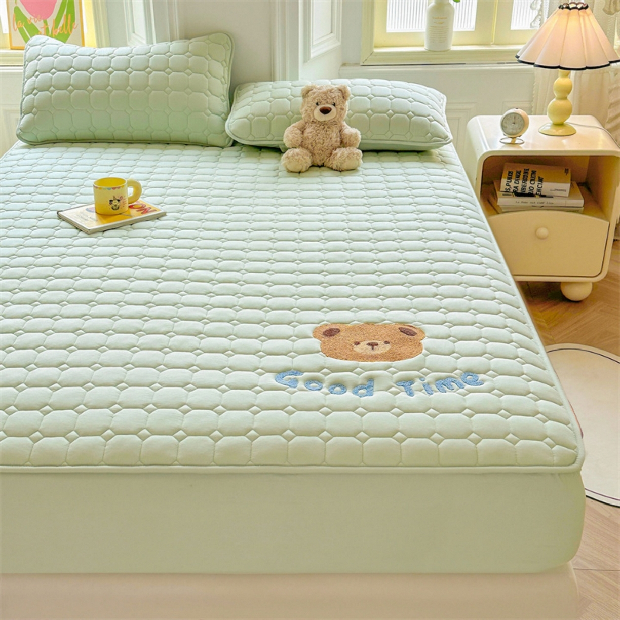 91家纺网 家纺一手货源 找家纺 雯豆家纺 2025新品刺绣款毛巾绣夹棉床笠三件套纯色素色床护垫保护套 笨笨熊-清雅绿