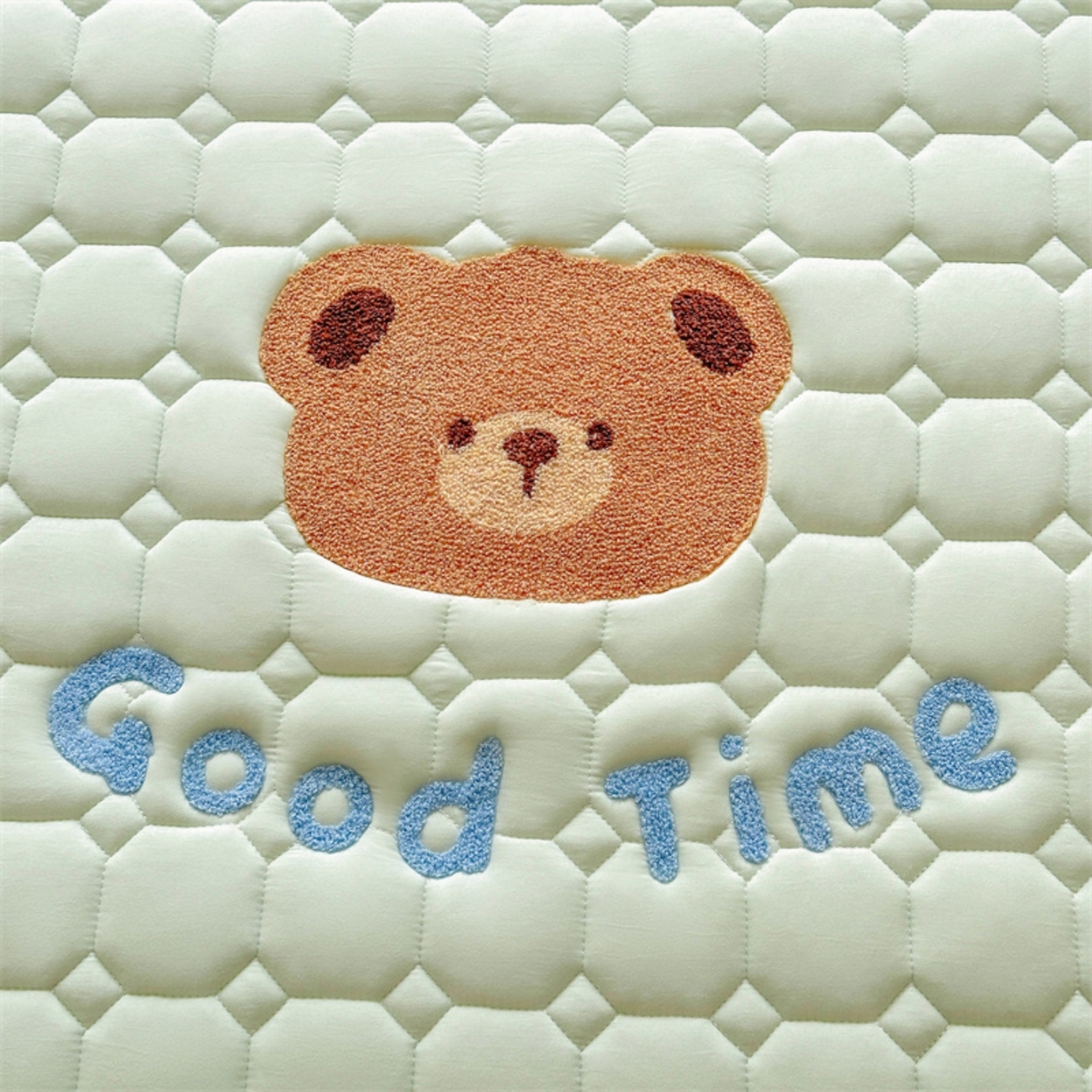 91家纺网 家纺一手货源 找家纺 雯豆家纺 2025新品刺绣款毛巾绣夹棉床笠三件套纯色素色床护垫保护套 笨笨熊-清雅绿