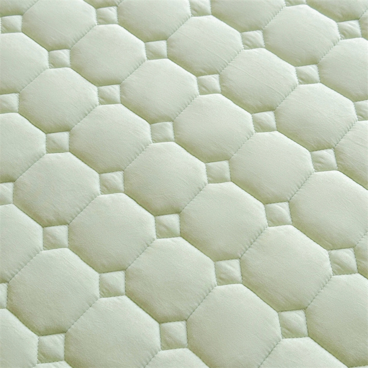 91家纺网 家纺一手货源 找家纺 雯豆家纺 2025新品刺绣款毛巾绣夹棉床笠三件套纯色素色床护垫保护套 笨笨熊-清雅绿