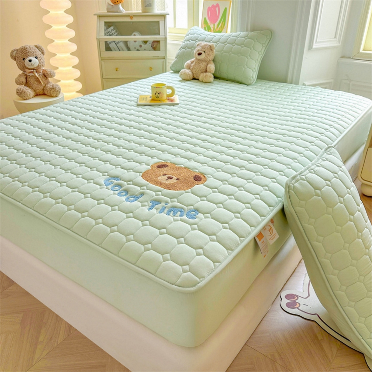 91家纺网 家纺一手货源 找家纺 雯豆家纺 2025新品刺绣款毛巾绣夹棉床笠三件套纯色素色床护垫保护套 笨笨熊-清雅绿