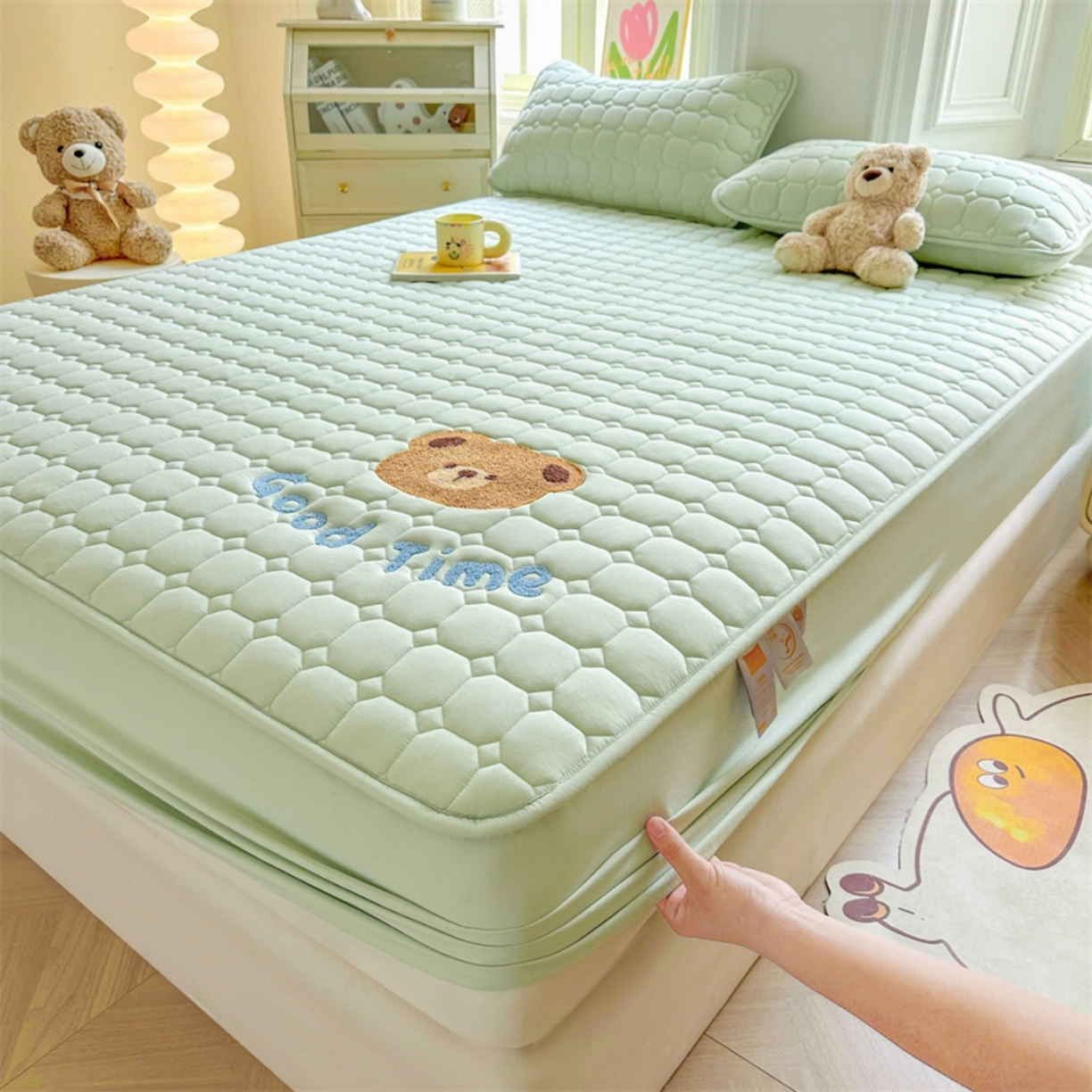 91家纺网 家纺一手货源 找家纺 雯豆家纺 2025新品刺绣款毛巾绣夹棉床笠三件套纯色素色床护垫保护套 笨笨熊-清雅绿