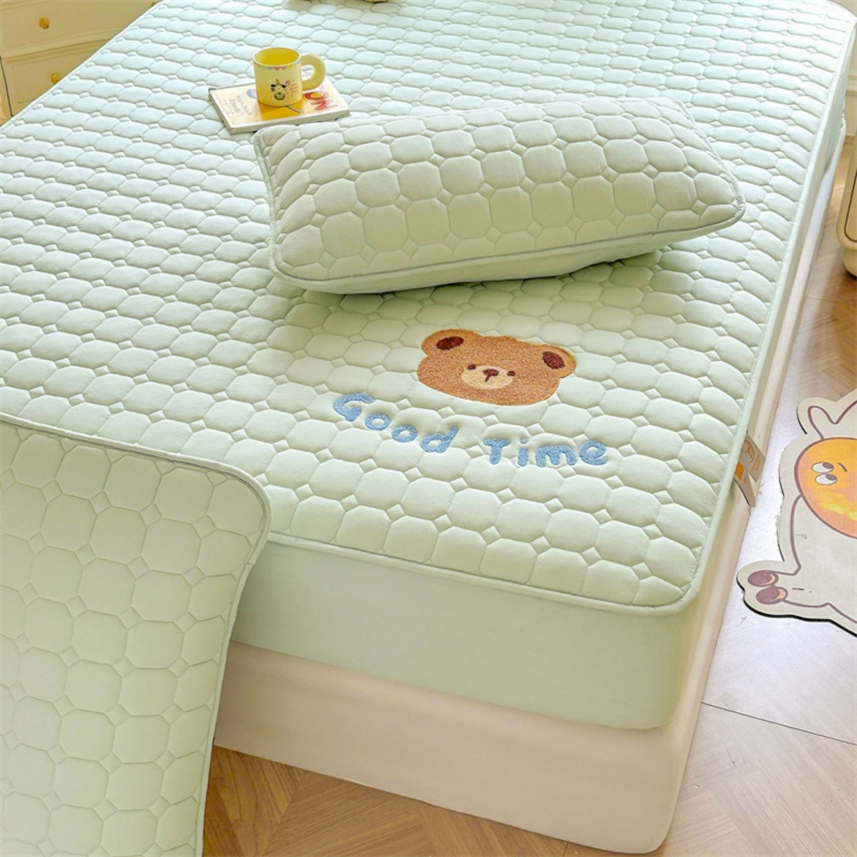 91家纺网 家纺一手货源 找家纺 雯豆家纺 2025新品刺绣款毛巾绣夹棉床笠三件套纯色素色床护垫保护套 笨笨熊-清雅绿