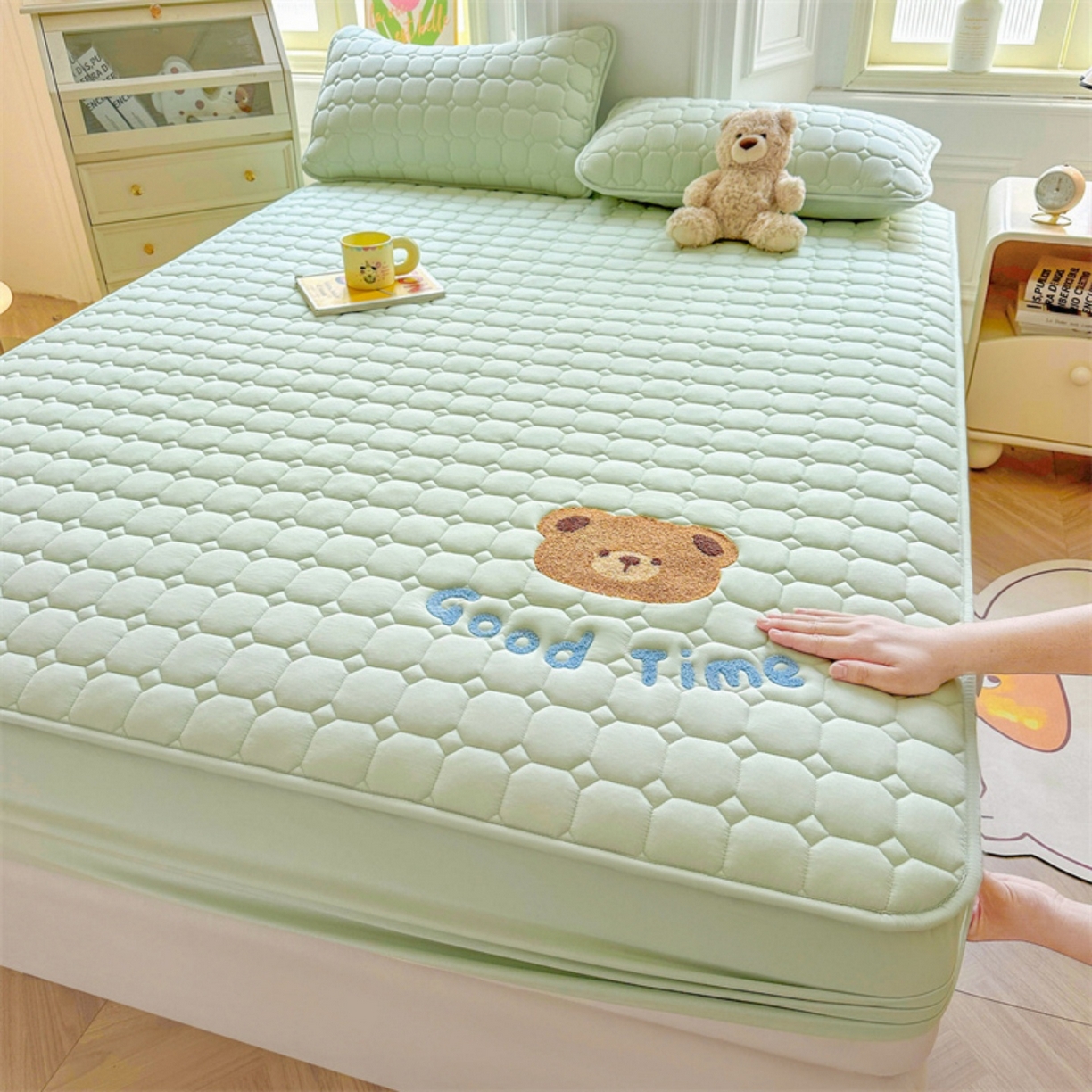 91家纺网 家纺一手货源 找家纺 雯豆家纺 2025新品刺绣款毛巾绣夹棉床笠三件套纯色素色床护垫保护套 笨笨熊-清雅绿