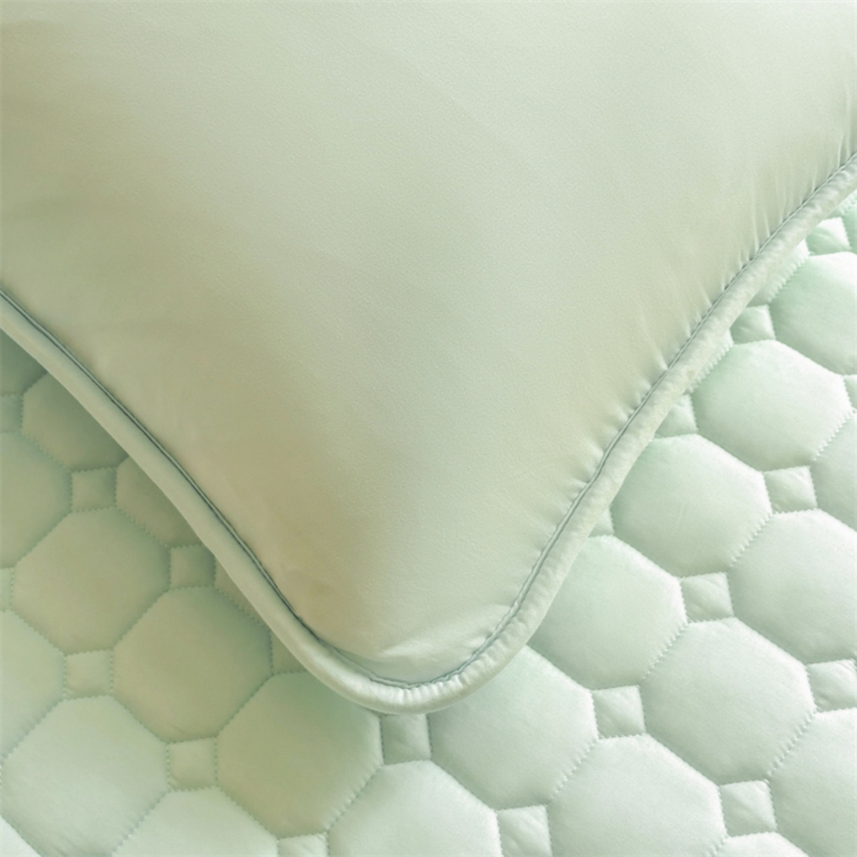 91家纺网 家纺一手货源 找家纺 雯豆家纺 2025新品刺绣款毛巾绣夹棉床笠三件套纯色素色床护垫保护套 笨笨熊-清雅绿