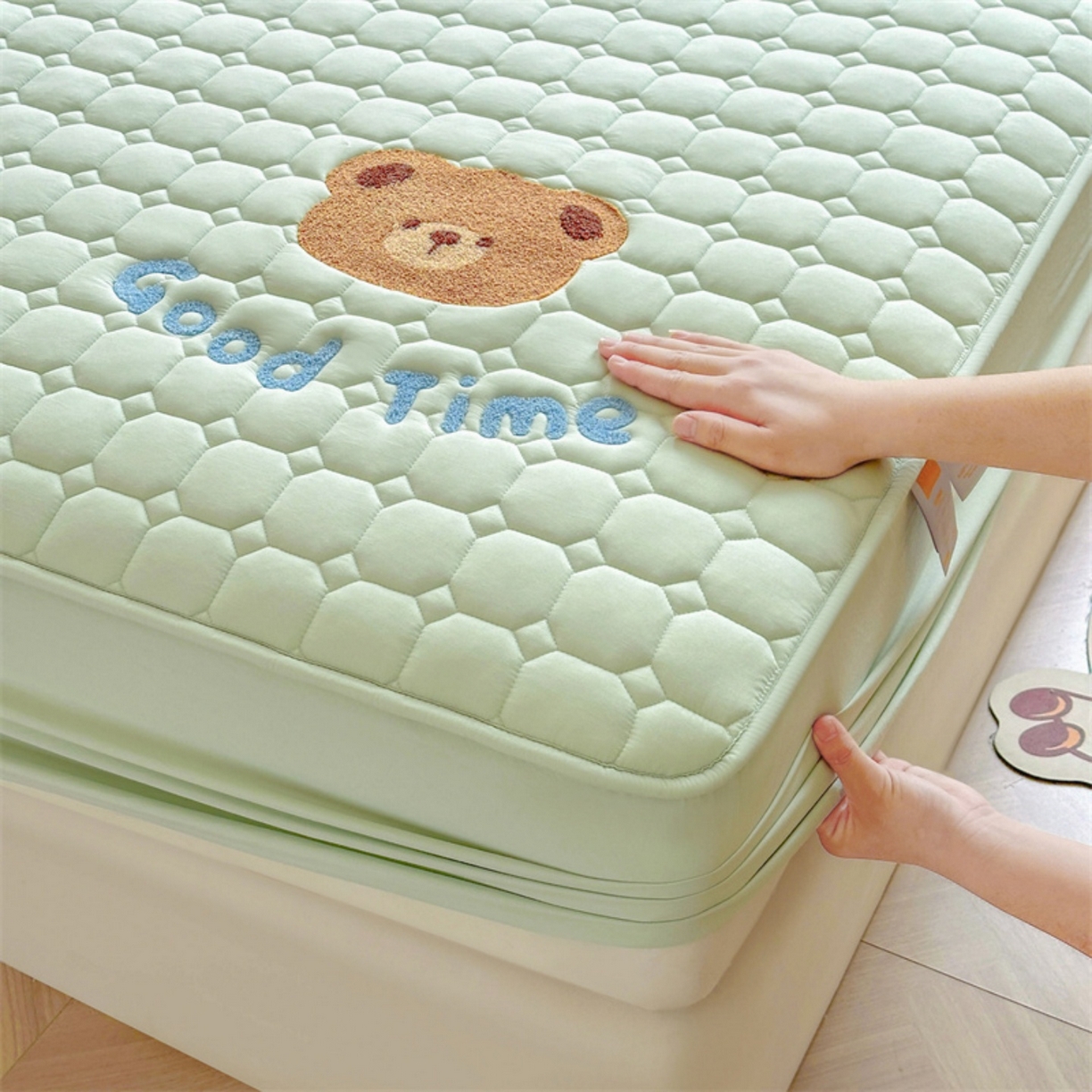 91家纺网 家纺一手货源 找家纺 雯豆家纺 2025新品刺绣款毛巾绣夹棉床笠三件套纯色素色床护垫保护套 笨笨熊-清雅绿