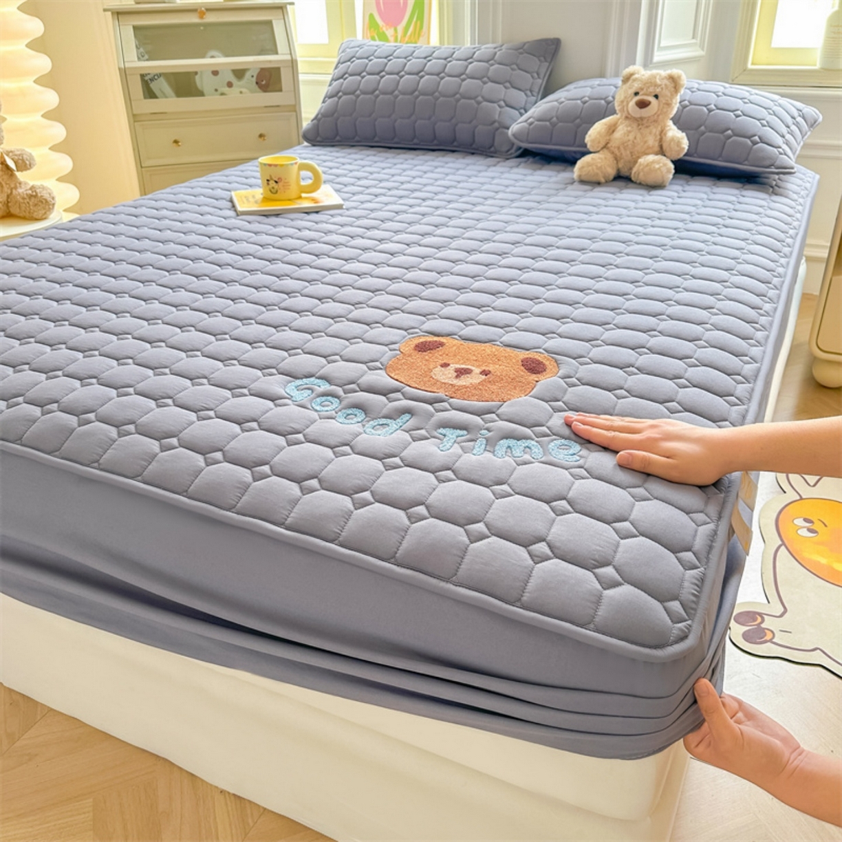 雯豆家纺 2025新品刺绣款毛巾绣夹棉床笠三件套纯色素色床护垫保护套 笨笨熊-深空灰