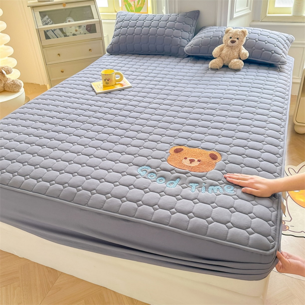 91家纺网 家纺一手货源 找家纺 雯豆家纺 2025新品刺绣款毛巾绣夹棉床笠三件套纯色素色床护垫保护套 笨笨熊-深空灰