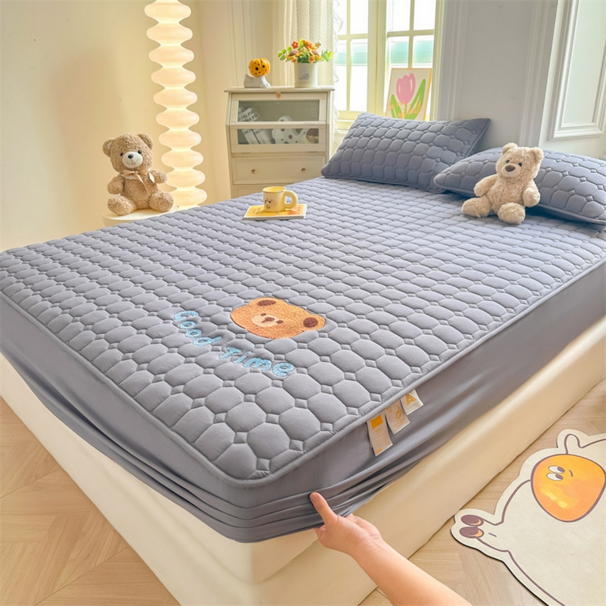 91家纺网 家纺一手货源 找家纺 雯豆家纺 2025新品刺绣款毛巾绣夹棉床笠三件套纯色素色床护垫保护套 笨笨熊-深空灰