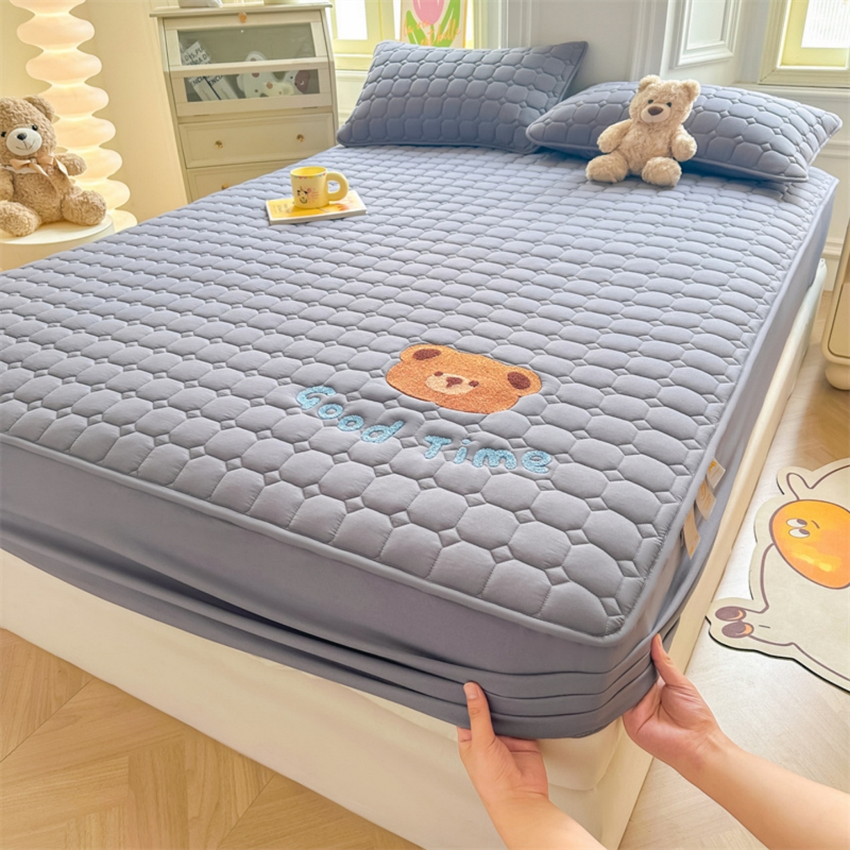 91家纺网 家纺一手货源 找家纺 雯豆家纺 2025新品刺绣款毛巾绣夹棉床笠三件套纯色素色床护垫保护套 笨笨熊-深空灰