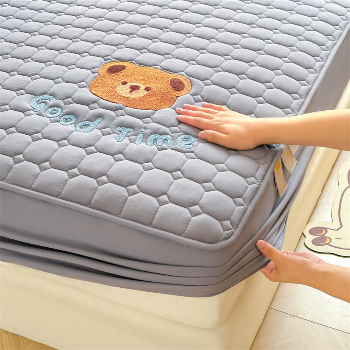 91家纺网 家纺一手货源 找家纺 雯豆家纺 2025新品刺绣款毛巾绣夹棉床笠三件套纯色素色床护垫保护套 笨笨熊-深空灰