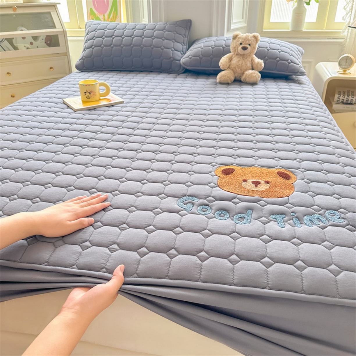 91家纺网 家纺一手货源 找家纺 雯豆家纺 2025新品刺绣款毛巾绣夹棉床笠三件套纯色素色床护垫保护套 笨笨熊-深空灰