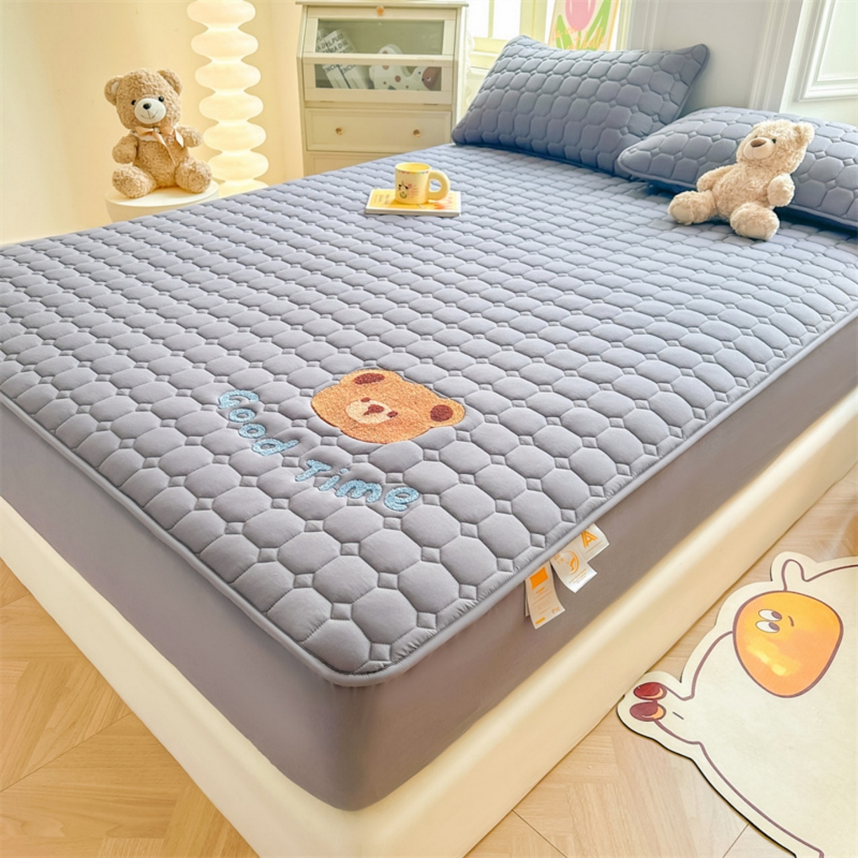 91家纺网 家纺一手货源 找家纺 雯豆家纺 2025新品刺绣款毛巾绣夹棉床笠三件套纯色素色床护垫保护套 笨笨熊-深空灰