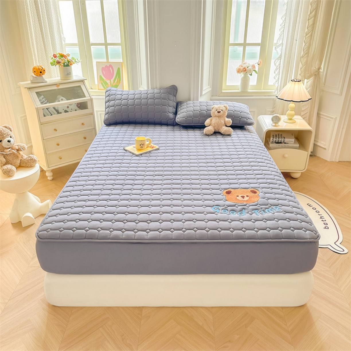 91家纺网 家纺一手货源 找家纺 雯豆家纺 2025新品刺绣款毛巾绣夹棉床笠三件套纯色素色床护垫保护套 笨笨熊-深空灰