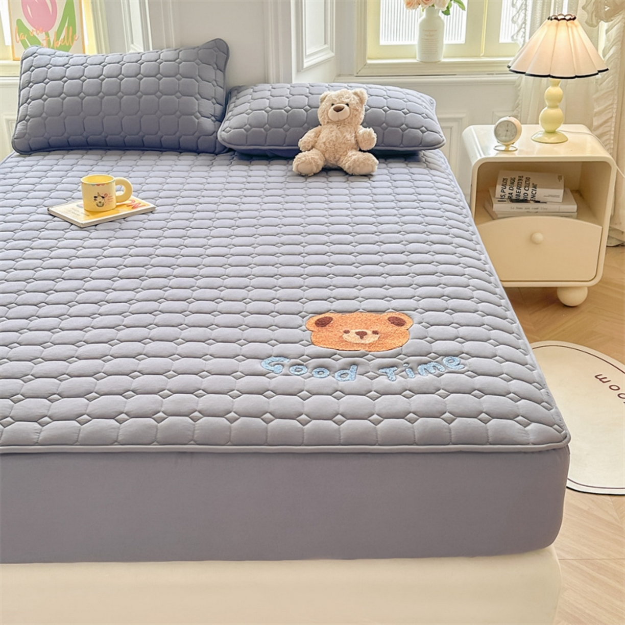 91家纺网 家纺一手货源 找家纺 雯豆家纺 2025新品刺绣款毛巾绣夹棉床笠三件套纯色素色床护垫保护套 笨笨熊-深空灰