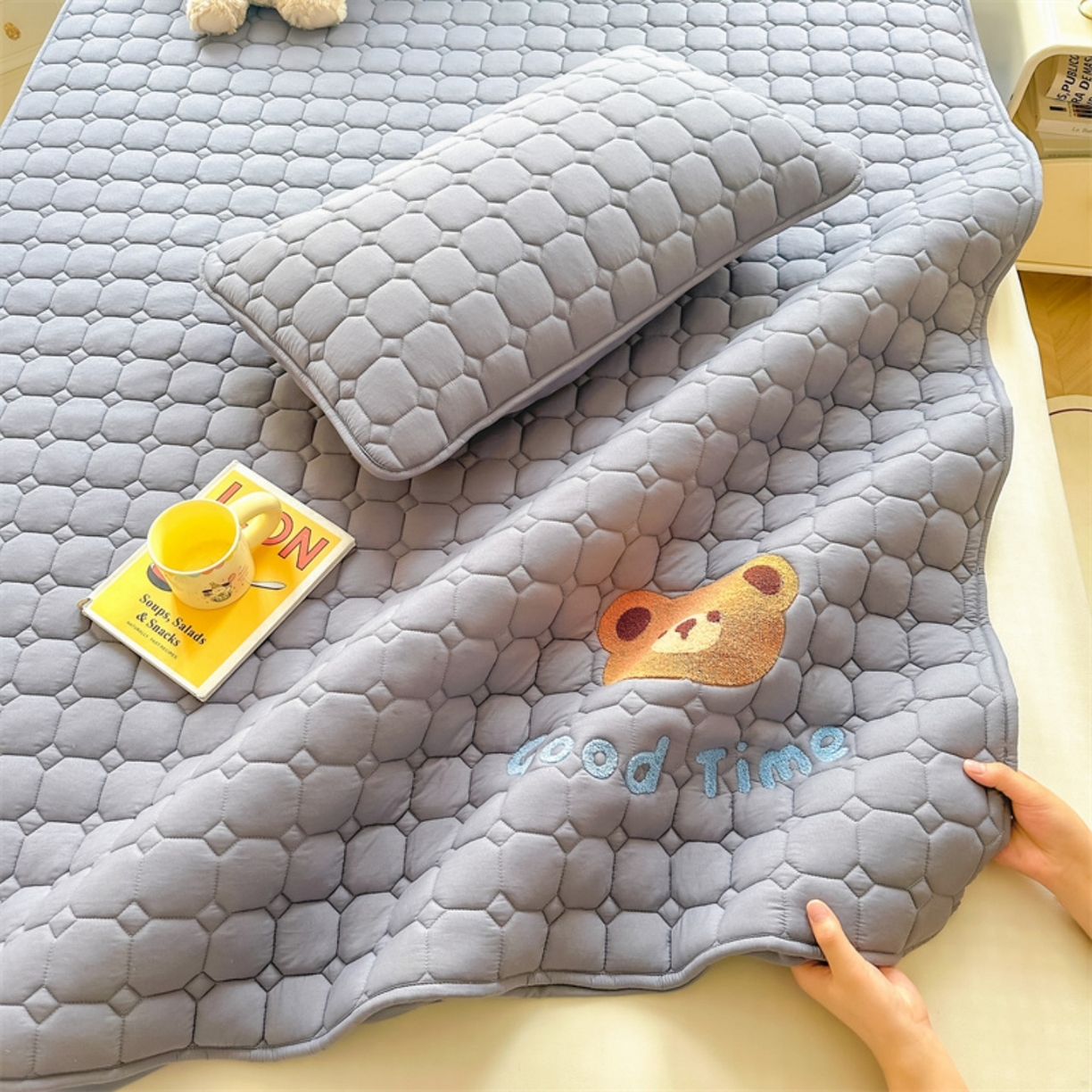 91家纺网 家纺一手货源 找家纺 雯豆家纺 2025新品刺绣款毛巾绣夹棉床笠三件套纯色素色床护垫保护套 笨笨熊-深空灰