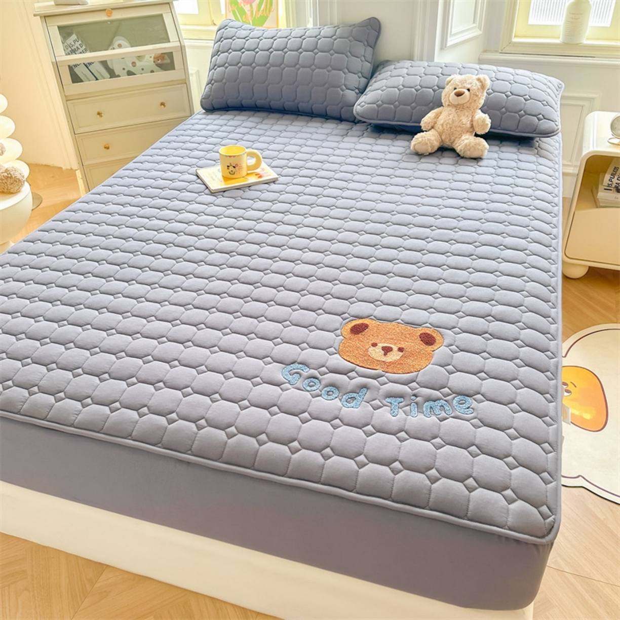 91家纺网 家纺一手货源 找家纺 雯豆家纺 2025新品刺绣款毛巾绣夹棉床笠三件套纯色素色床护垫保护套 笨笨熊-深空灰