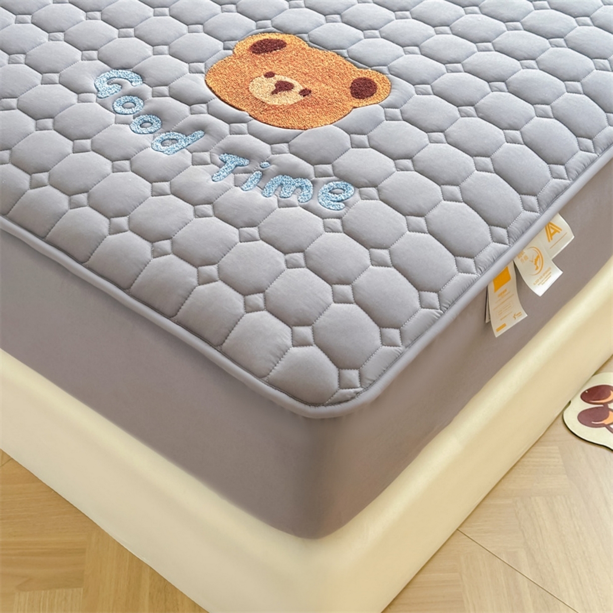 91家纺网 家纺一手货源 找家纺 雯豆家纺 2025新品刺绣款毛巾绣夹棉床笠三件套纯色素色床护垫保护套 笨笨熊-深空灰