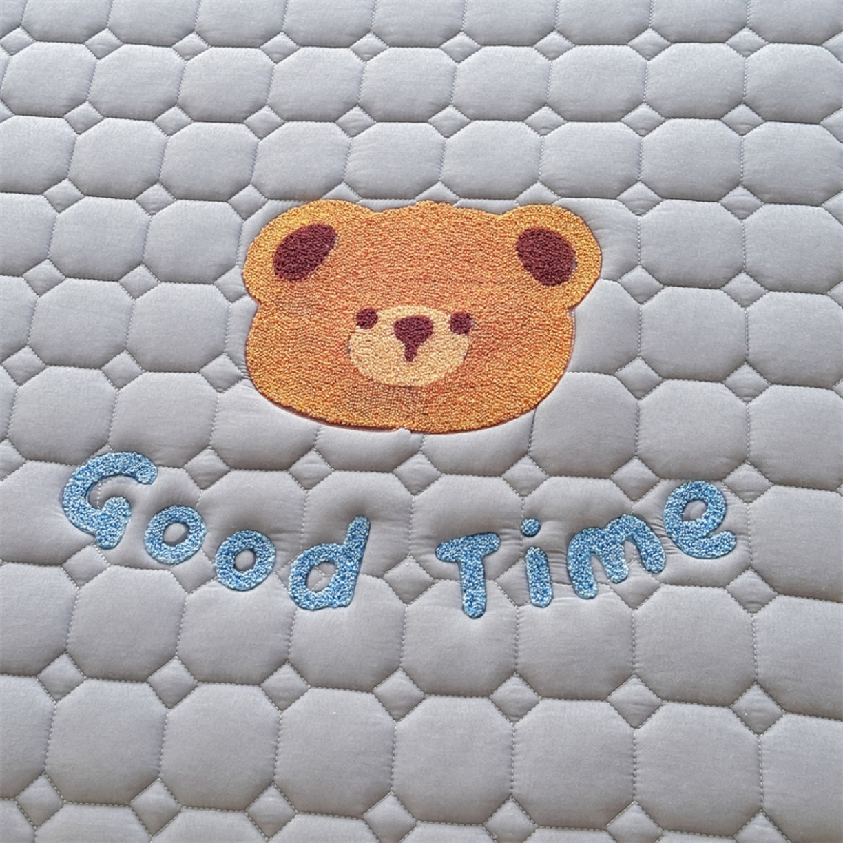 91家纺网 家纺一手货源 找家纺 雯豆家纺 2025新品刺绣款毛巾绣夹棉床笠三件套纯色素色床护垫保护套 笨笨熊-深空灰