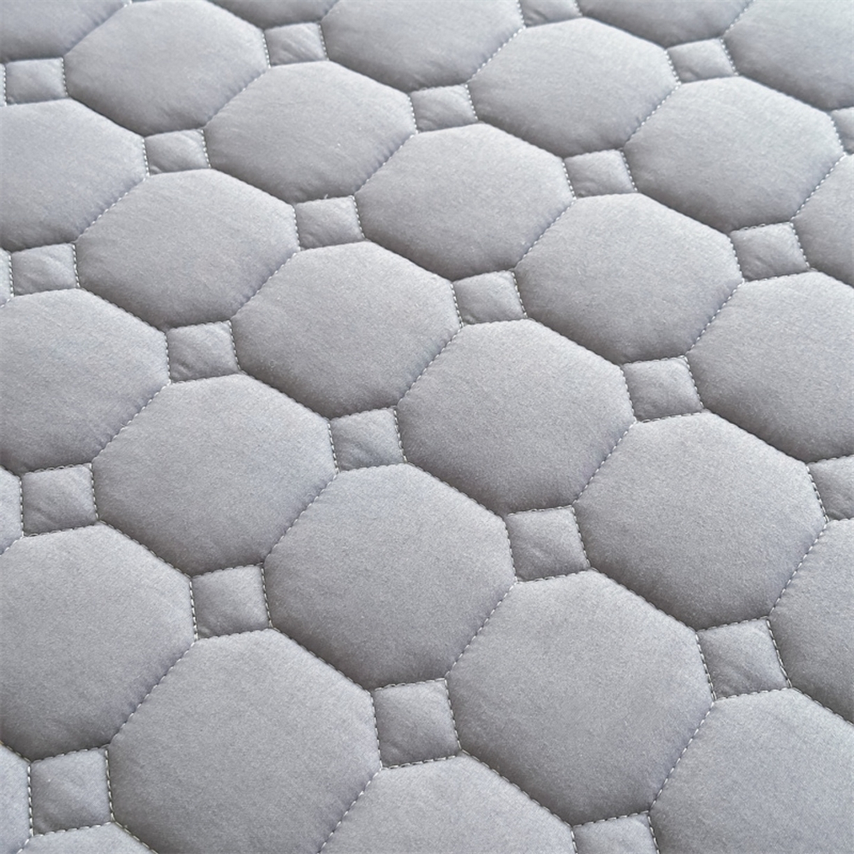 91家纺网 家纺一手货源 找家纺 雯豆家纺 2025新品刺绣款毛巾绣夹棉床笠三件套纯色素色床护垫保护套 笨笨熊-深空灰