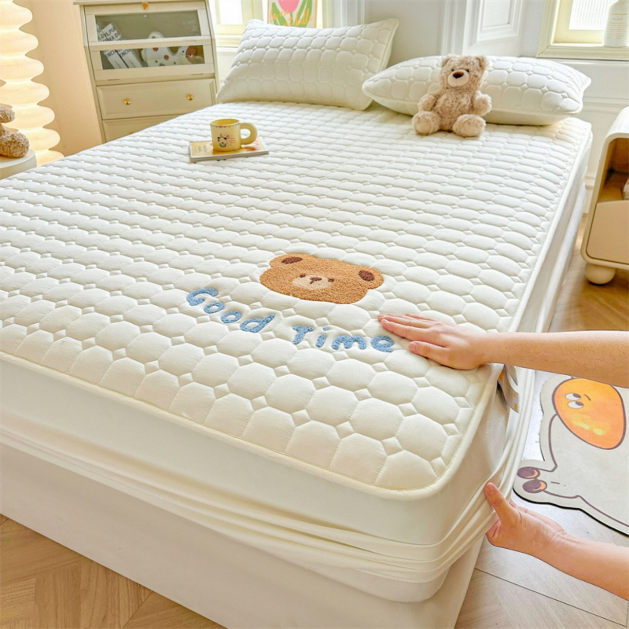 雯豆家纺 2025新品刺绣款毛巾绣夹棉床笠三件套纯色素色床护垫保护套 笨笨熊-月光白