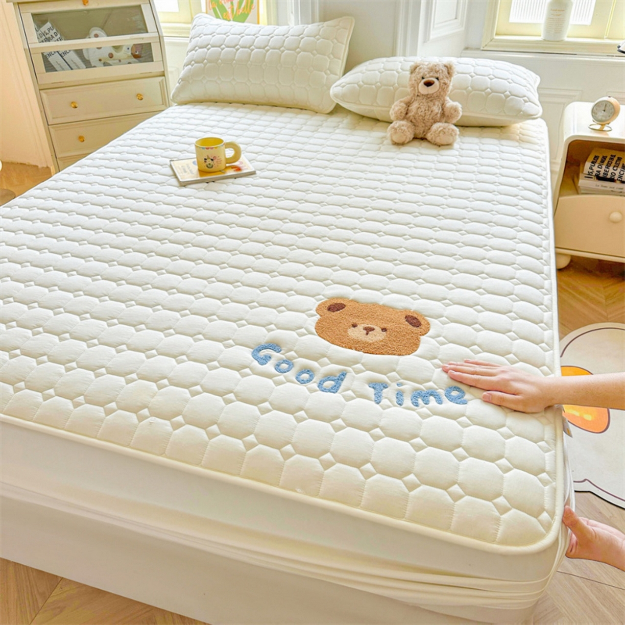 91家纺网 家纺一手货源 找家纺 雯豆家纺 2025新品刺绣款毛巾绣夹棉床笠三件套纯色素色床护垫保护套 笨笨熊-月光白