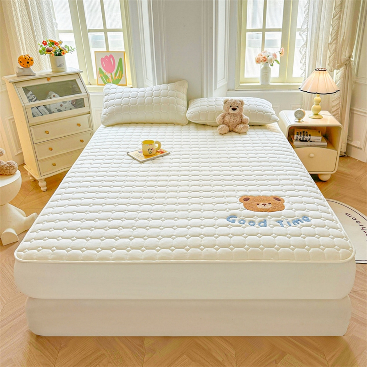 91家纺网 家纺一手货源 找家纺 雯豆家纺 2025新品刺绣款毛巾绣夹棉床笠三件套纯色素色床护垫保护套 笨笨熊-月光白