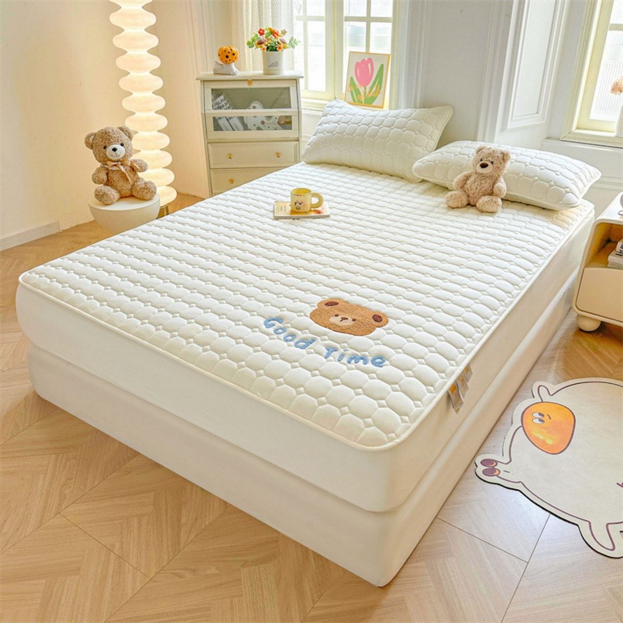 91家纺网 家纺一手货源 找家纺 雯豆家纺 2025新品刺绣款毛巾绣夹棉床笠三件套纯色素色床护垫保护套 笨笨熊-月光白