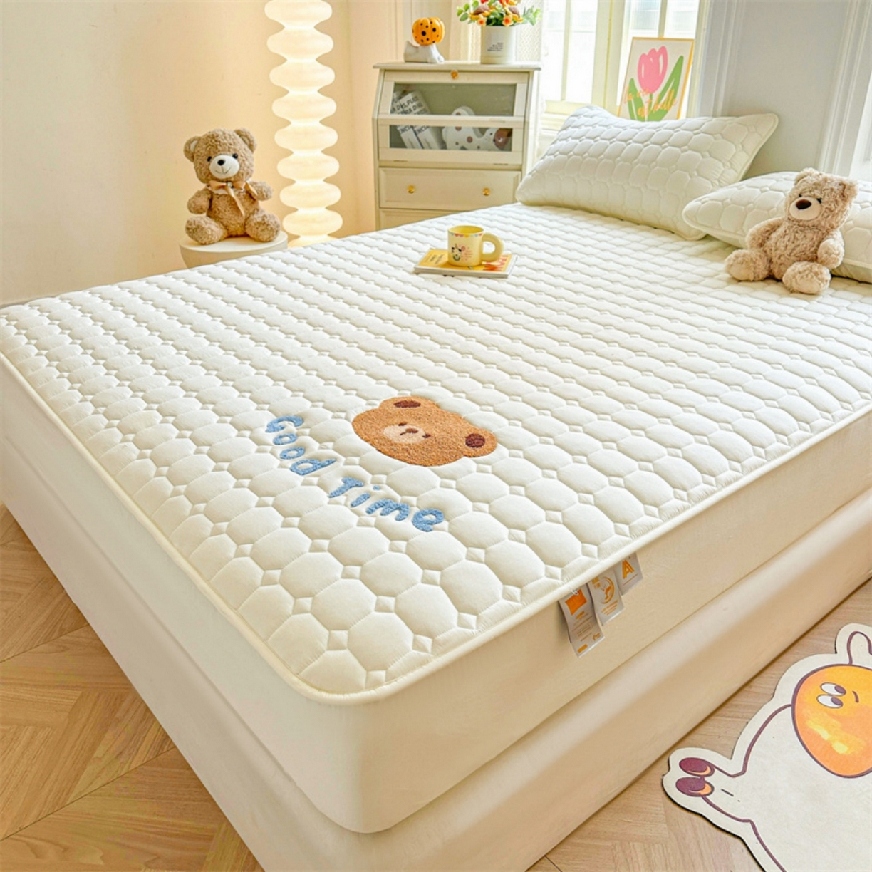 91家纺网 家纺一手货源 找家纺 雯豆家纺 2025新品刺绣款毛巾绣夹棉床笠三件套纯色素色床护垫保护套 笨笨熊-月光白