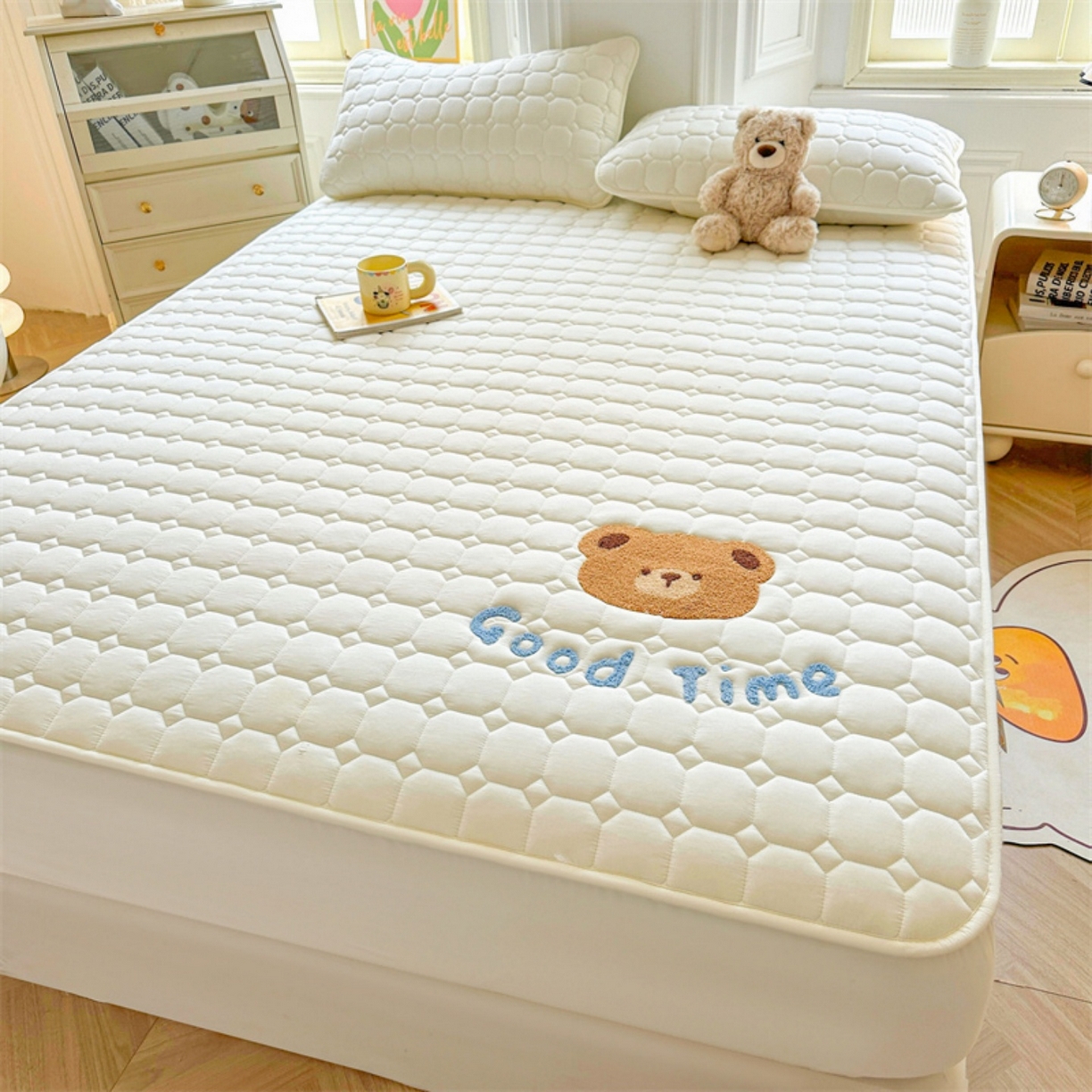 91家纺网 家纺一手货源 找家纺 雯豆家纺 2025新品刺绣款毛巾绣夹棉床笠三件套纯色素色床护垫保护套 笨笨熊-月光白