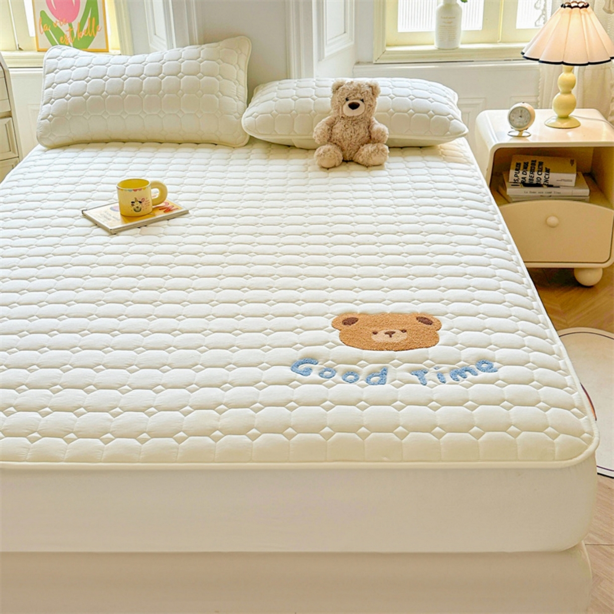 91家纺网 家纺一手货源 找家纺 雯豆家纺 2025新品刺绣款毛巾绣夹棉床笠三件套纯色素色床护垫保护套 笨笨熊-月光白