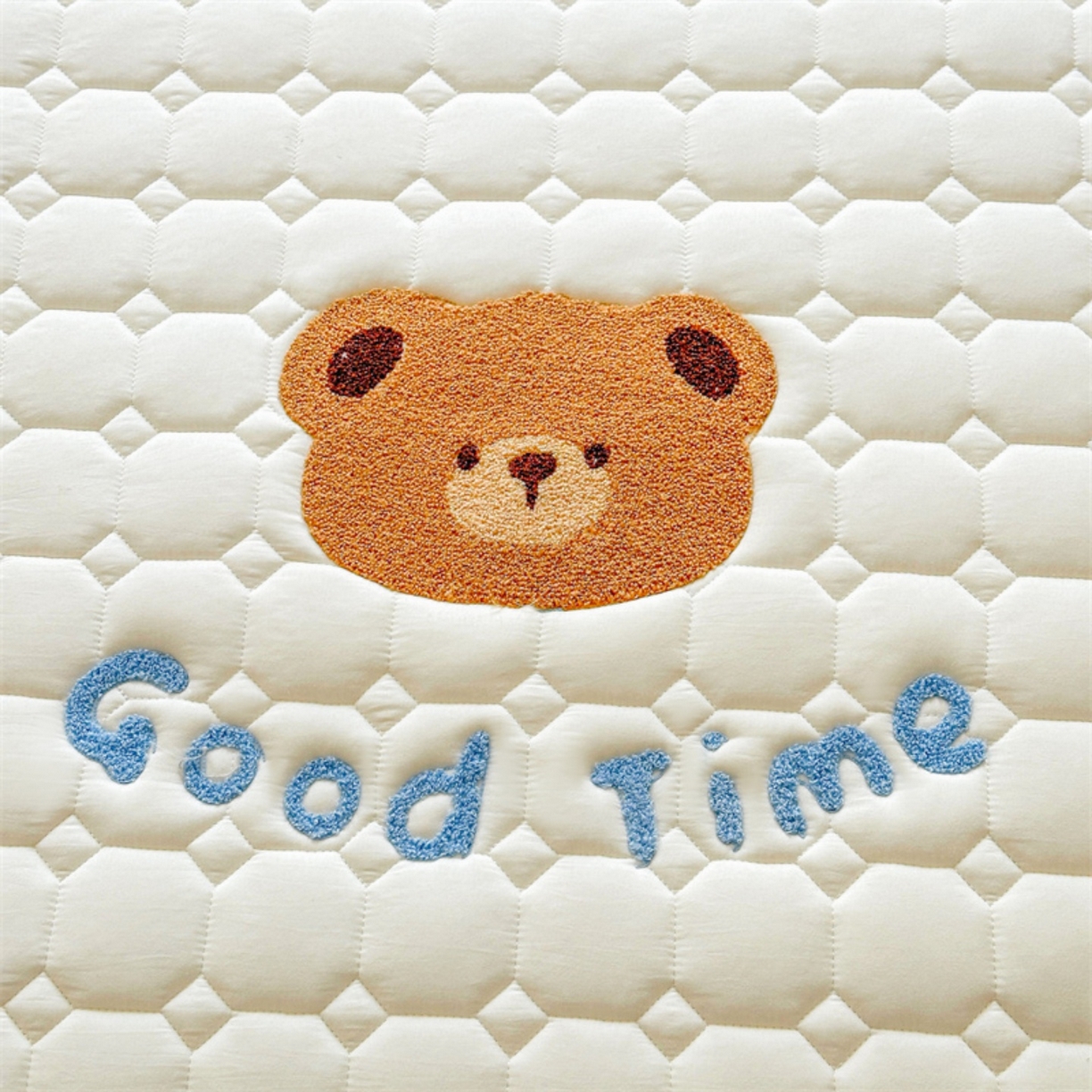 91家纺网 家纺一手货源 找家纺 雯豆家纺 2025新品刺绣款毛巾绣夹棉床笠三件套纯色素色床护垫保护套 笨笨熊-月光白