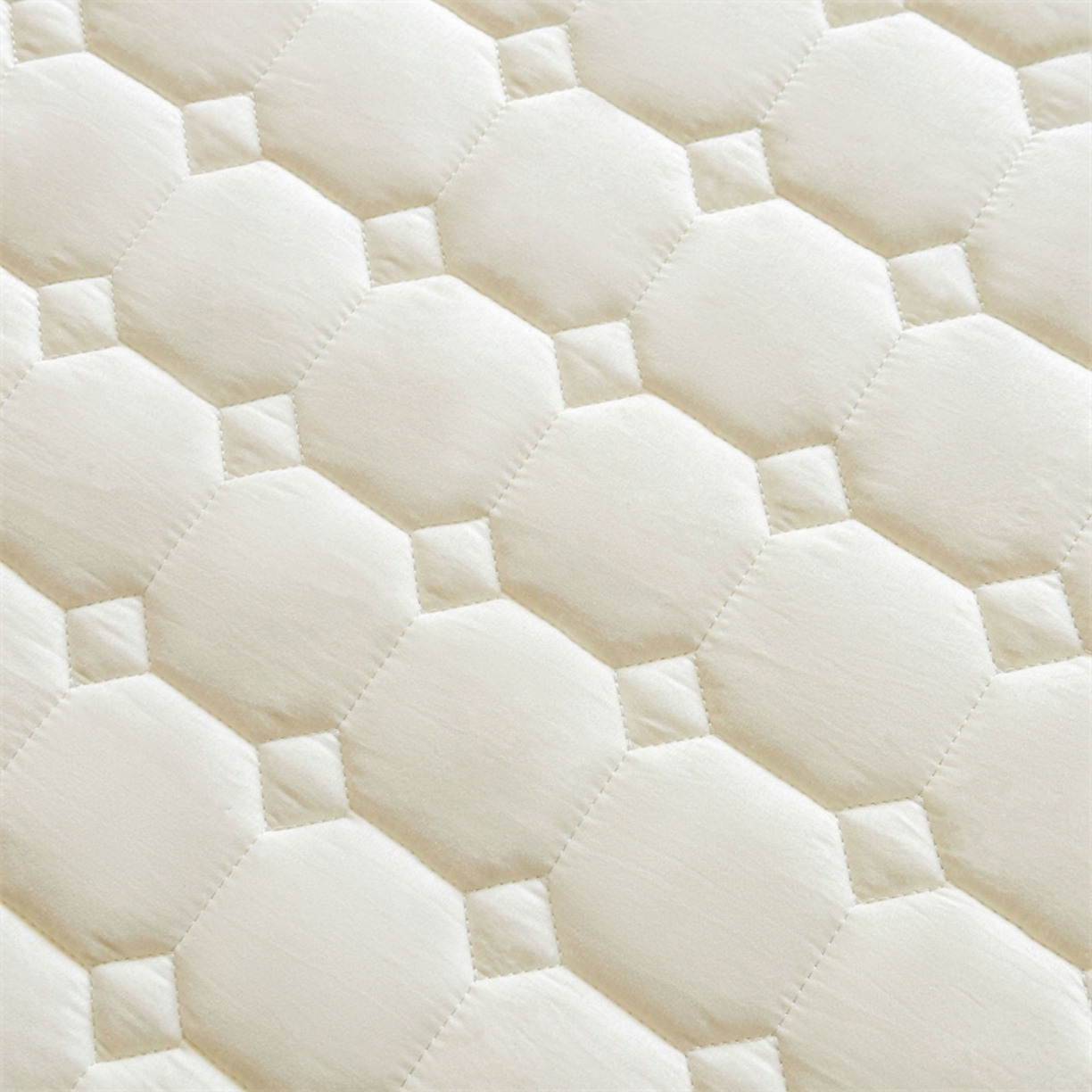 91家纺网 家纺一手货源 找家纺 雯豆家纺 2025新品刺绣款毛巾绣夹棉床笠三件套纯色素色床护垫保护套 笨笨熊-月光白