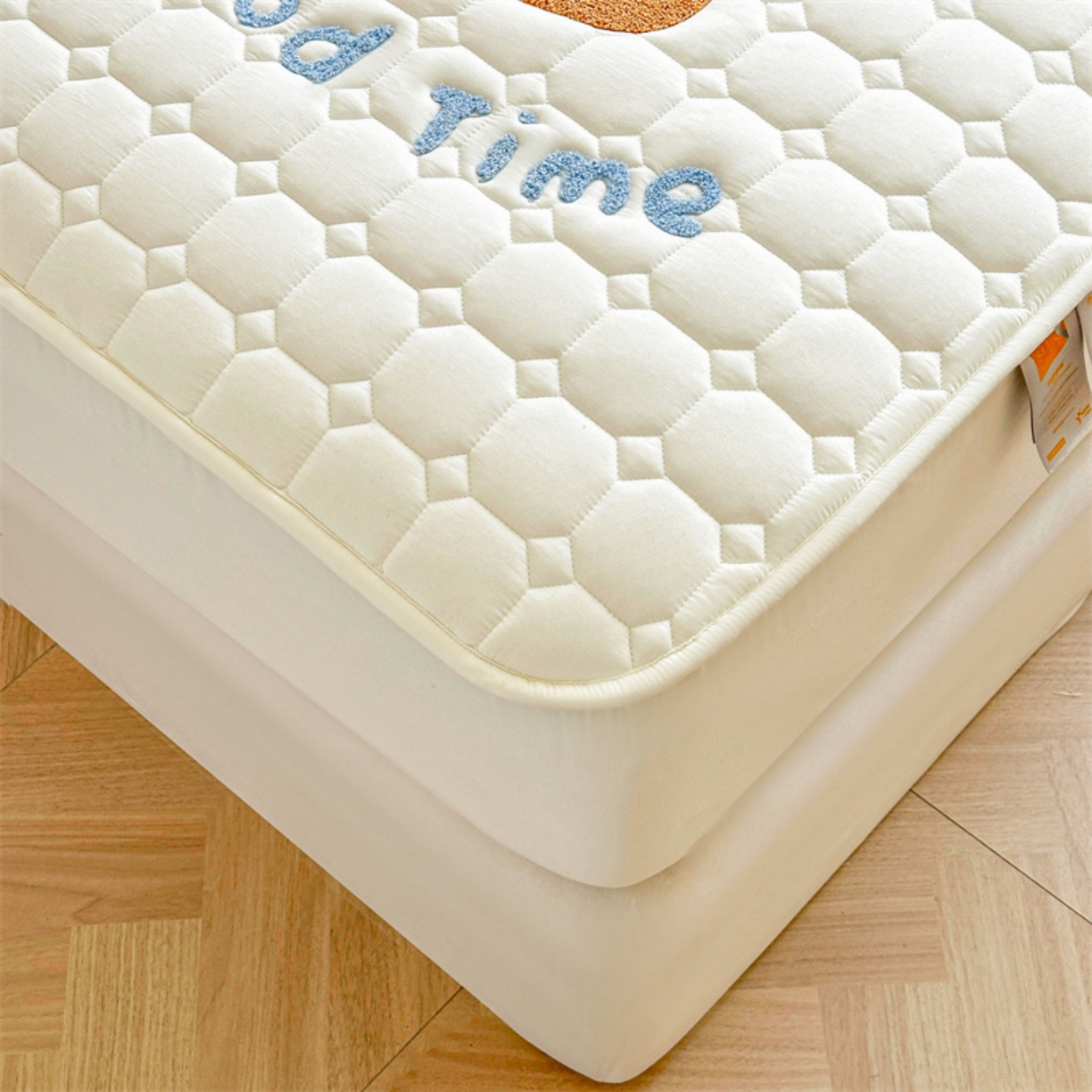 91家纺网 家纺一手货源 找家纺 雯豆家纺 2025新品刺绣款毛巾绣夹棉床笠三件套纯色素色床护垫保护套 笨笨熊-月光白