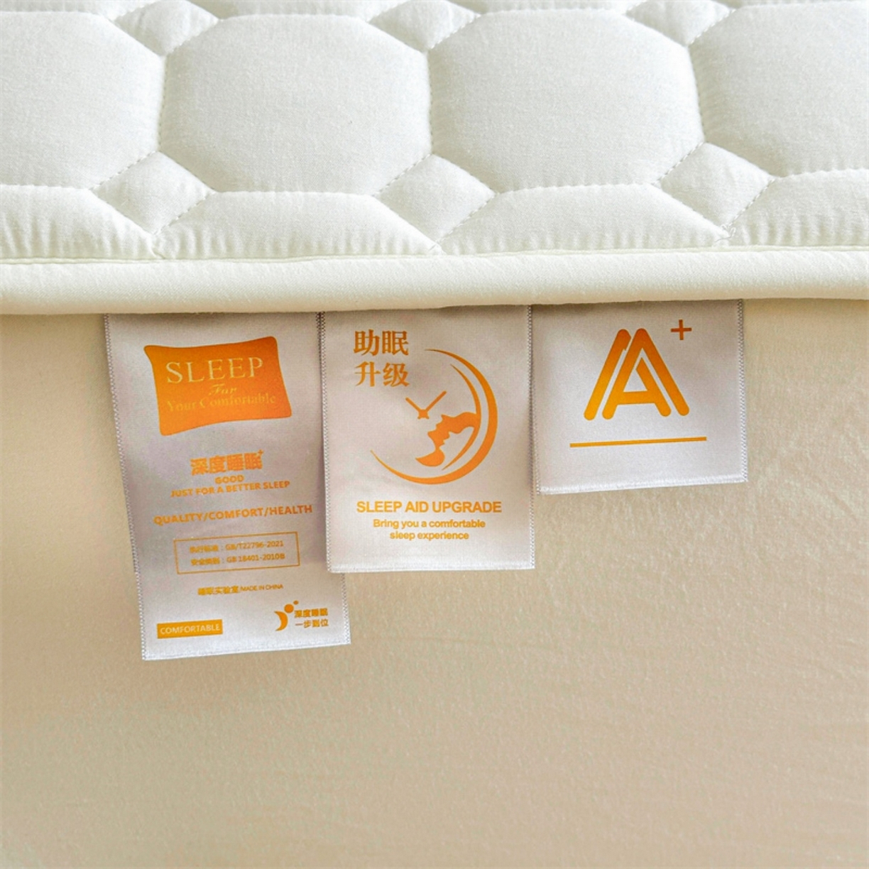 91家纺网 家纺一手货源 找家纺 雯豆家纺 2025新品刺绣款毛巾绣夹棉床笠三件套纯色素色床护垫保护套 笨笨熊-月光白