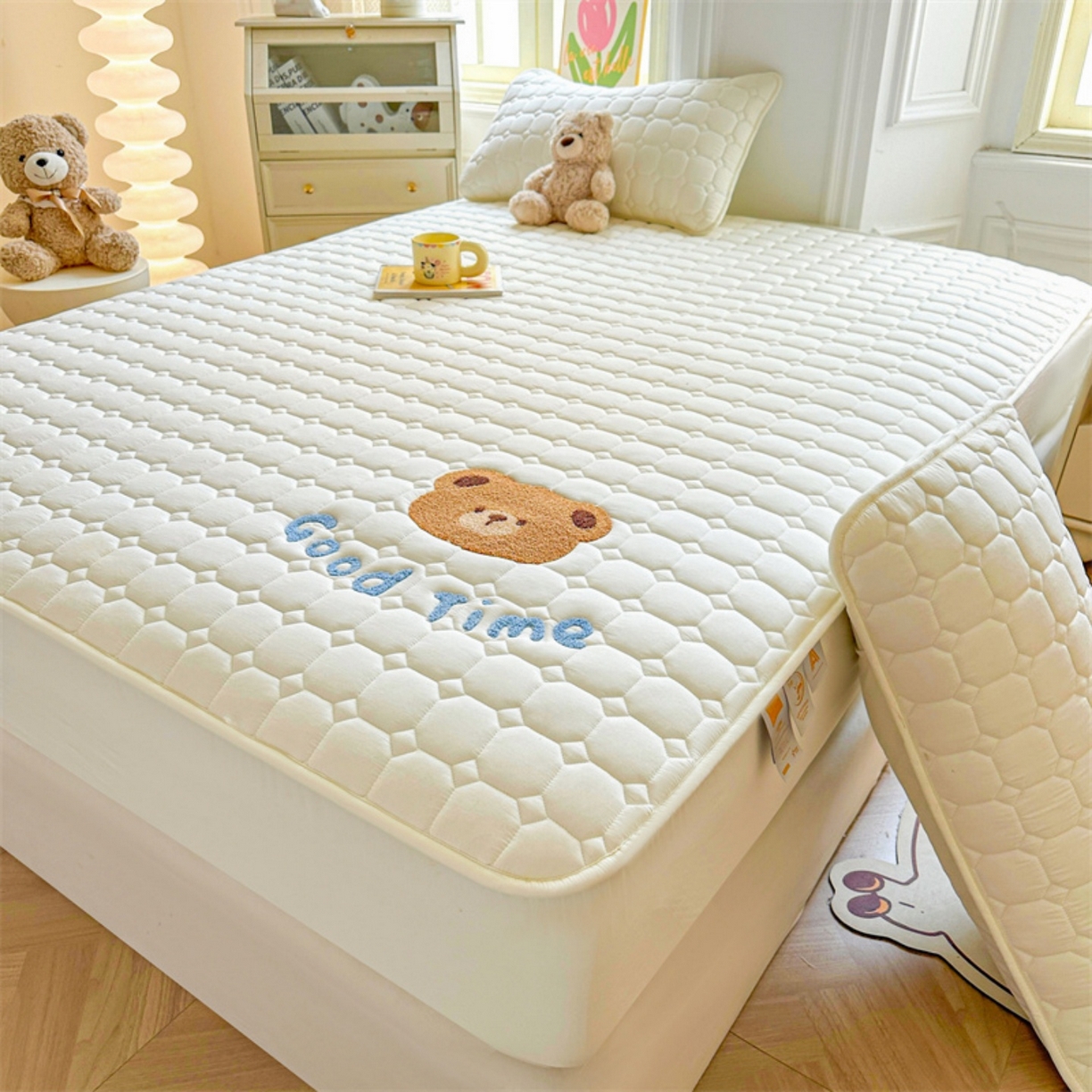 91家纺网 家纺一手货源 找家纺 雯豆家纺 2025新品刺绣款毛巾绣夹棉床笠三件套纯色素色床护垫保护套 笨笨熊-月光白