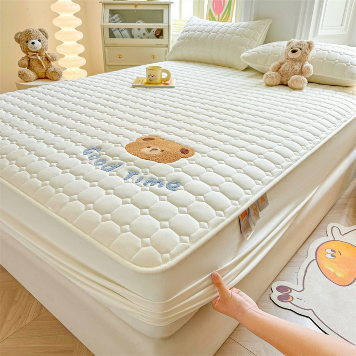 91家纺网 家纺一手货源 找家纺 雯豆家纺 2025新品刺绣款毛巾绣夹棉床笠三件套纯色素色床护垫保护套 笨笨熊-月光白