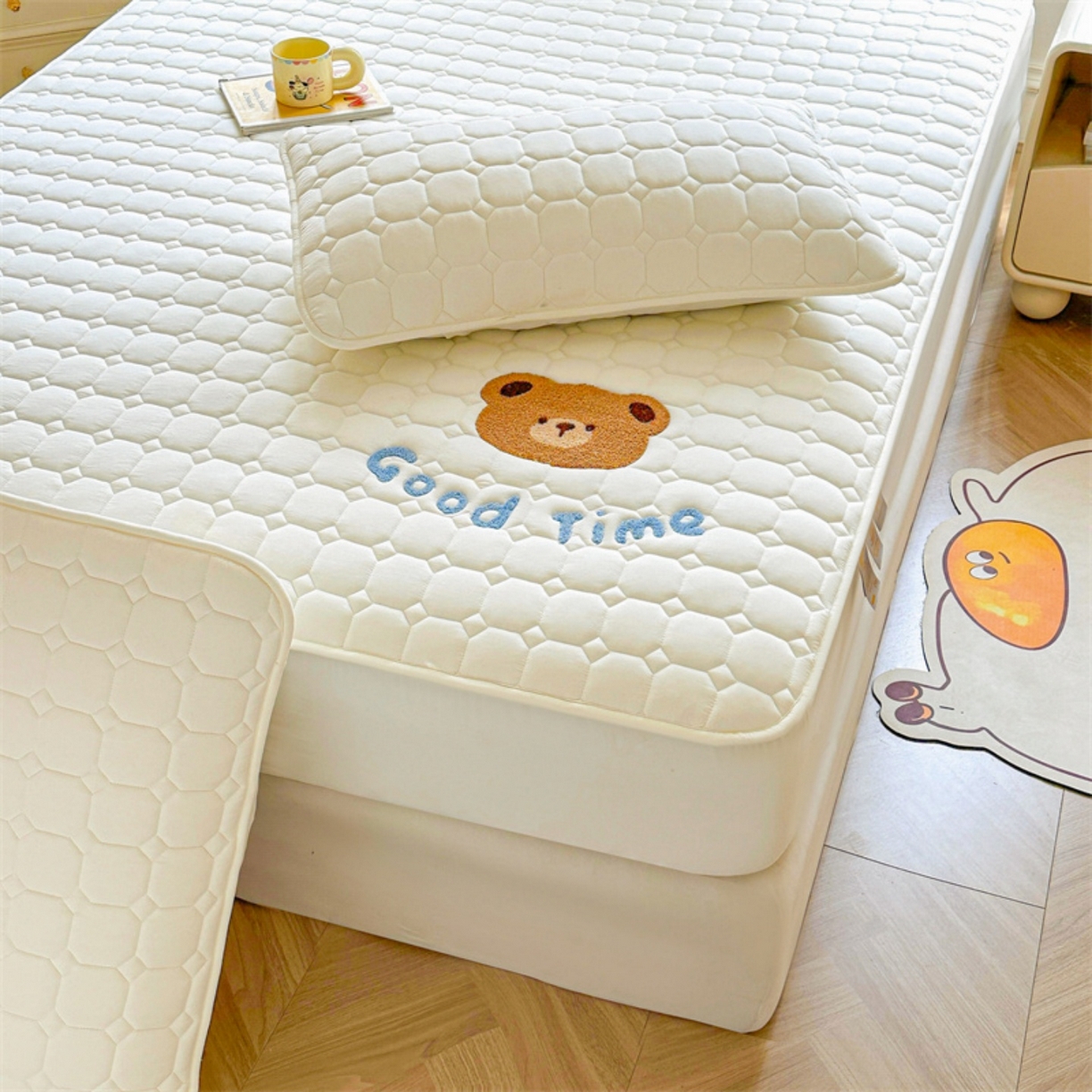 91家纺网 家纺一手货源 找家纺 雯豆家纺 2025新品刺绣款毛巾绣夹棉床笠三件套纯色素色床护垫保护套 笨笨熊-月光白