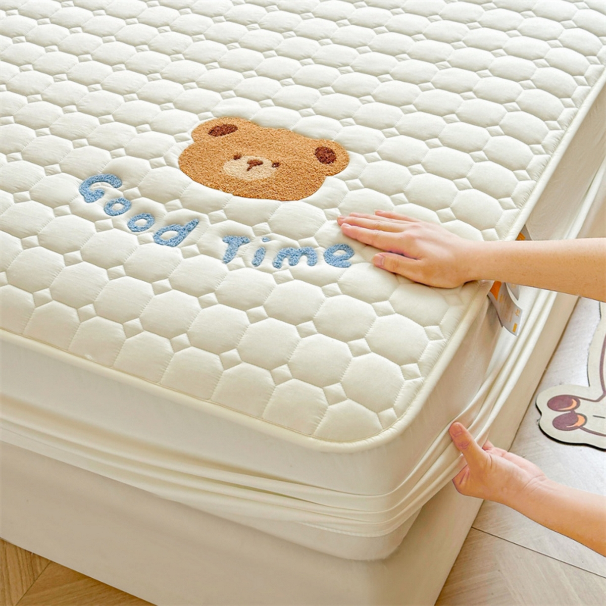 91家纺网 家纺一手货源 找家纺 雯豆家纺 2025新品刺绣款毛巾绣夹棉床笠三件套纯色素色床护垫保护套 笨笨熊-月光白