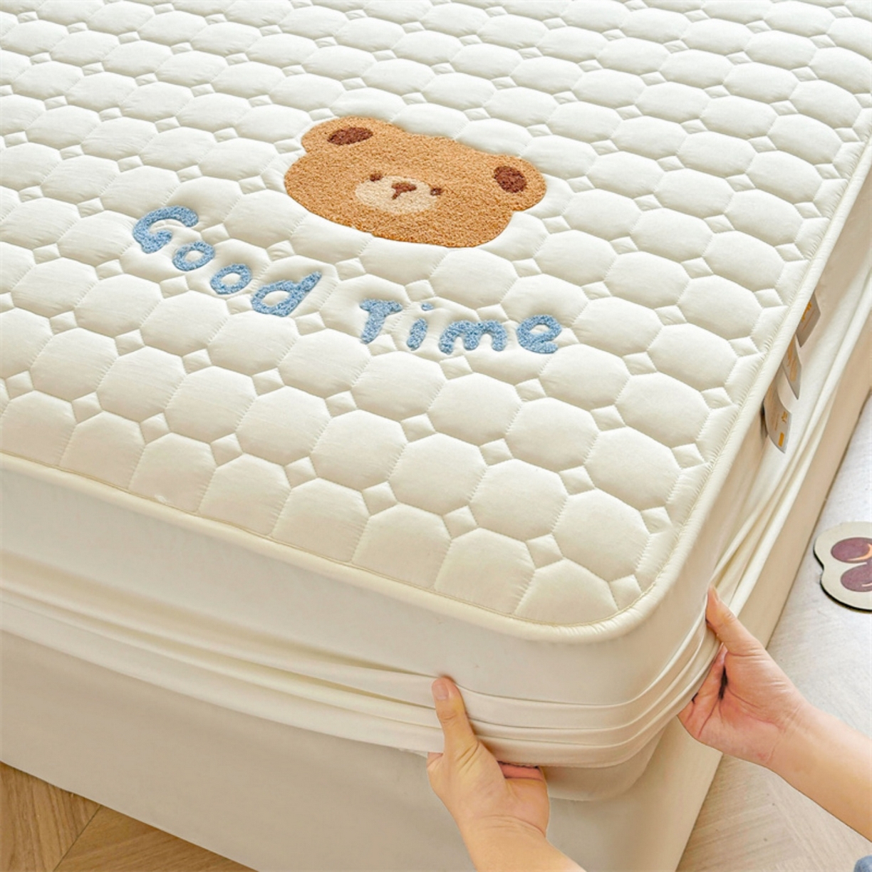 91家纺网 家纺一手货源 找家纺 雯豆家纺 2025新品刺绣款毛巾绣夹棉床笠三件套纯色素色床护垫保护套 笨笨熊-月光白