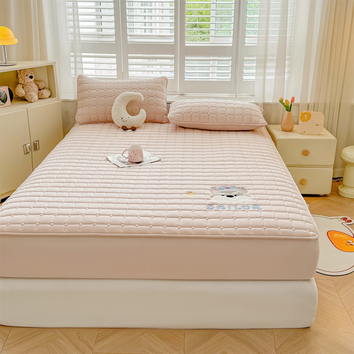 91家纺网 家纺一手货源 找家纺 （总）雯豆家纺 2025新品刺绣款毛巾绣夹棉床笠三件套纯色素色床护垫保护套