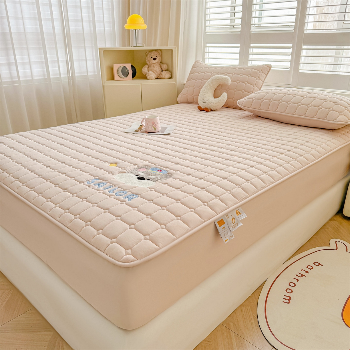 91家纺网 家纺一手货源 找家纺 （总）雯豆家纺 2025新品刺绣款毛巾绣夹棉床笠三件套纯色素色床护垫保护套