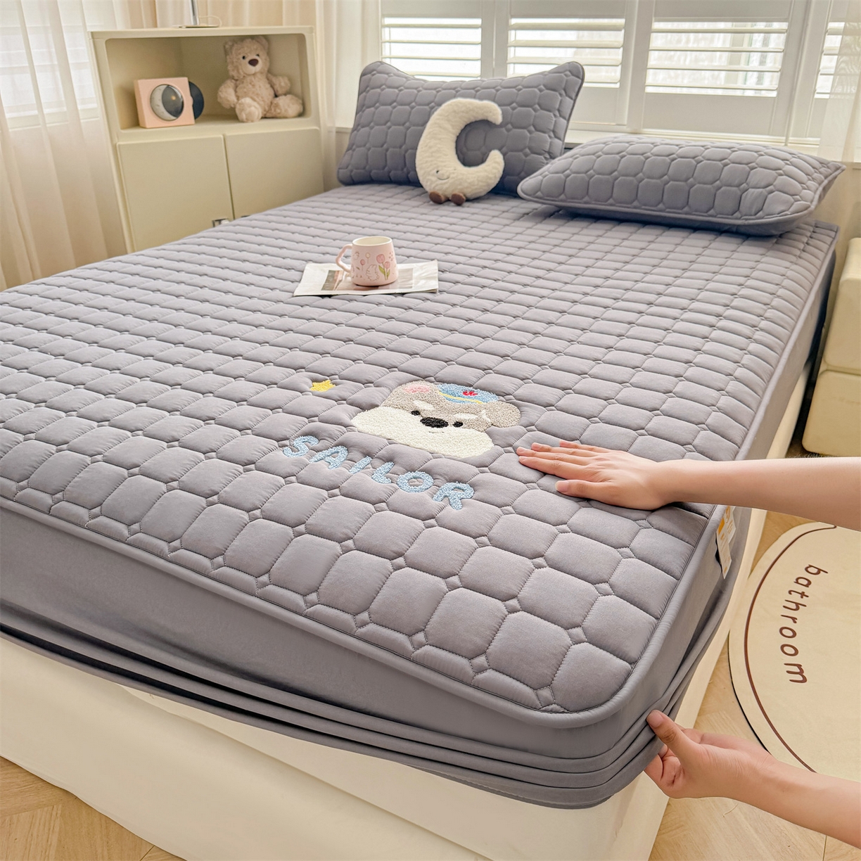 91家纺网 家纺一手货源 找家纺 （总）雯豆家纺 2025新品刺绣款毛巾绣夹棉床笠三件套纯色素色床护垫保护套