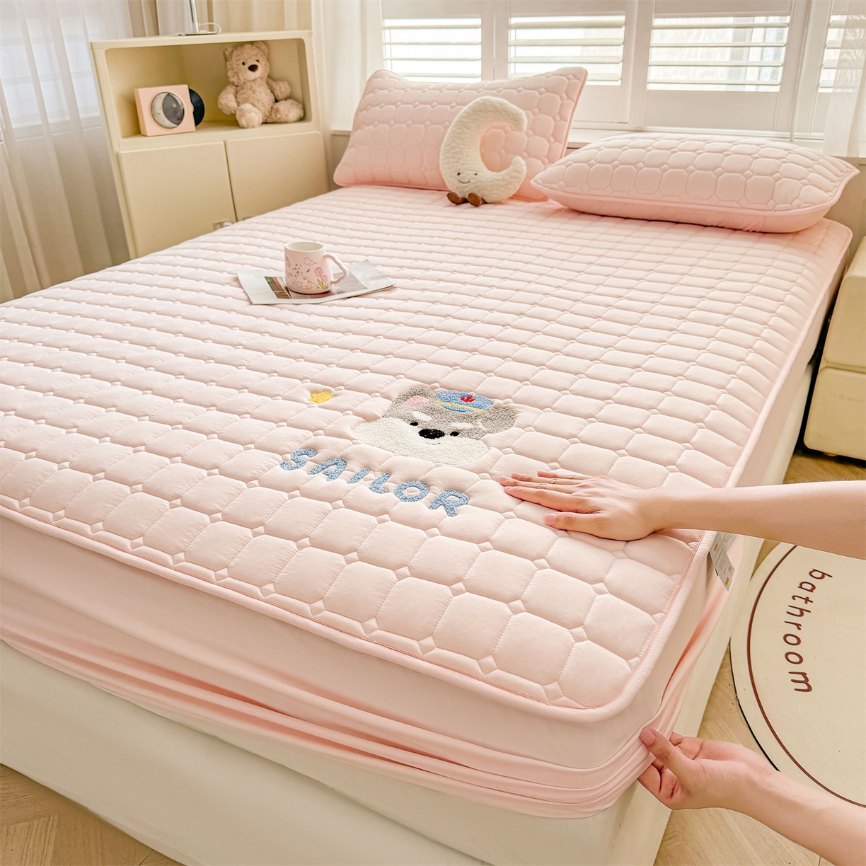 91家纺网 家纺一手货源 找家纺 （总）雯豆家纺 2025新品刺绣款毛巾绣夹棉床笠三件套纯色素色床护垫保护套