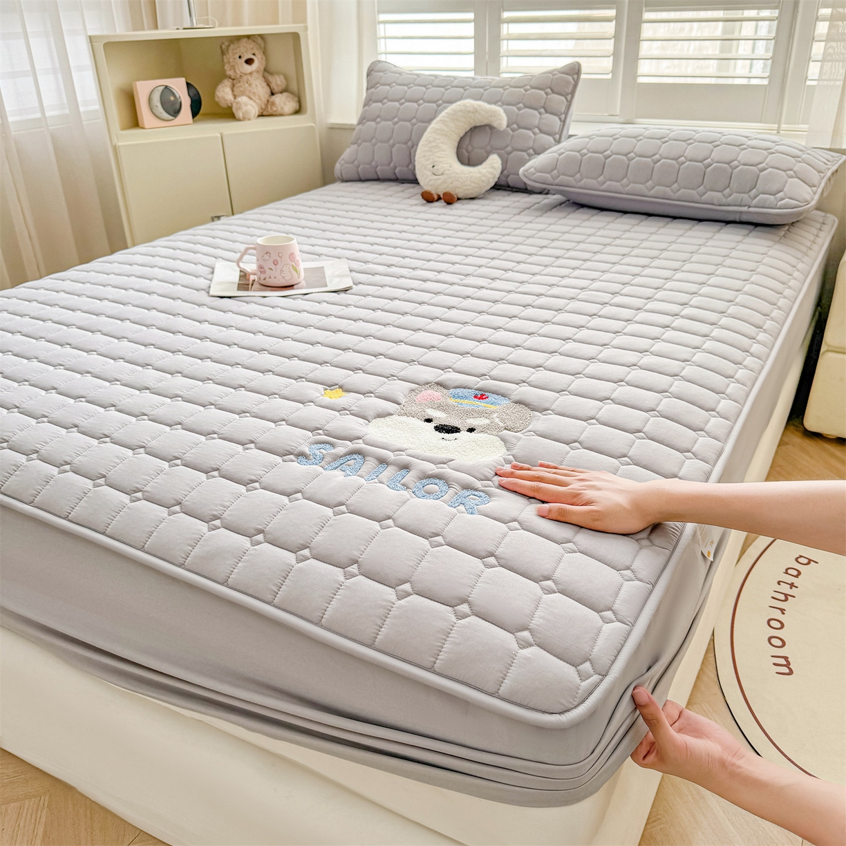 91家纺网 家纺一手货源 找家纺 （总）雯豆家纺 2025新品刺绣款毛巾绣夹棉床笠三件套纯色素色床护垫保护套