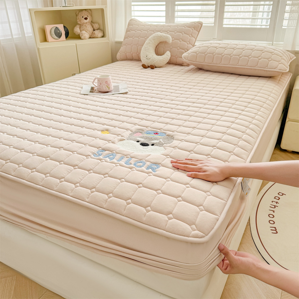 雯豆家纺 2025新品刺绣款毛巾绣夹棉床笠三件套纯色素色床护垫保护套 叮当狗-奶咖