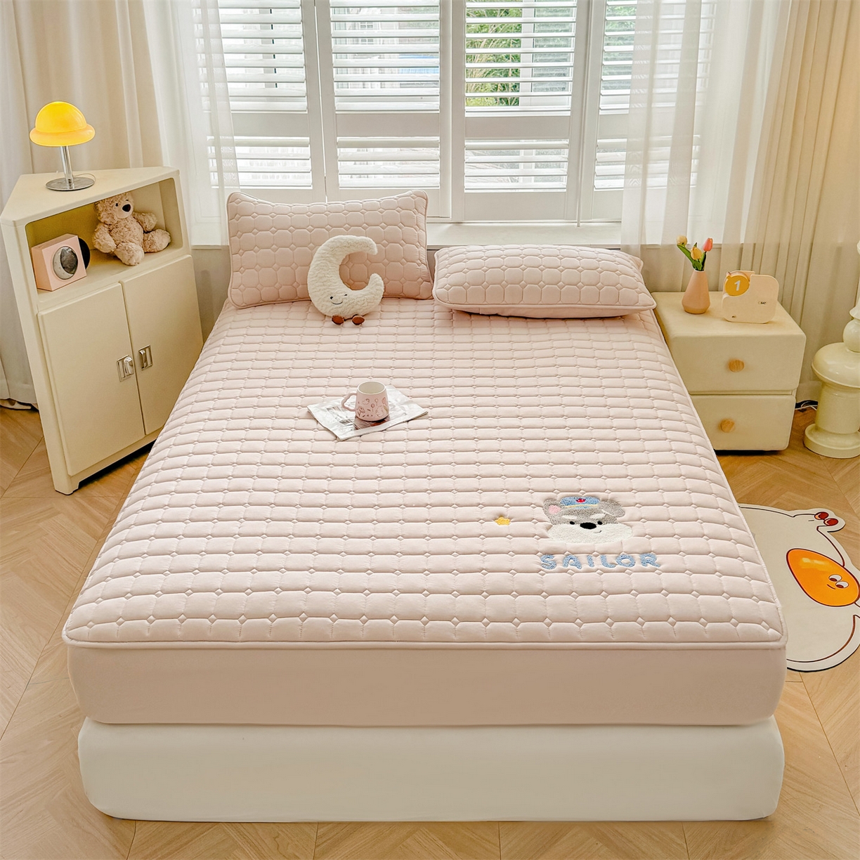 91家纺网 家纺一手货源 找家纺 雯豆家纺 2025新品刺绣款毛巾绣夹棉床笠三件套纯色素色床护垫保护套 叮当狗-奶咖