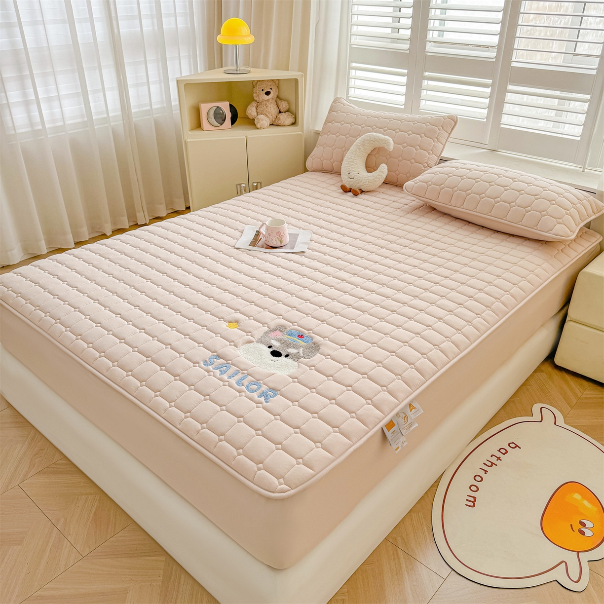 91家纺网 家纺一手货源 找家纺 雯豆家纺 2025新品刺绣款毛巾绣夹棉床笠三件套纯色素色床护垫保护套 叮当狗-奶咖