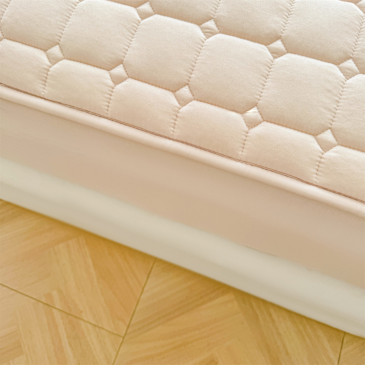 91家纺网 家纺一手货源 找家纺 雯豆家纺 2025新品刺绣款毛巾绣夹棉床笠三件套纯色素色床护垫保护套 叮当狗-奶咖