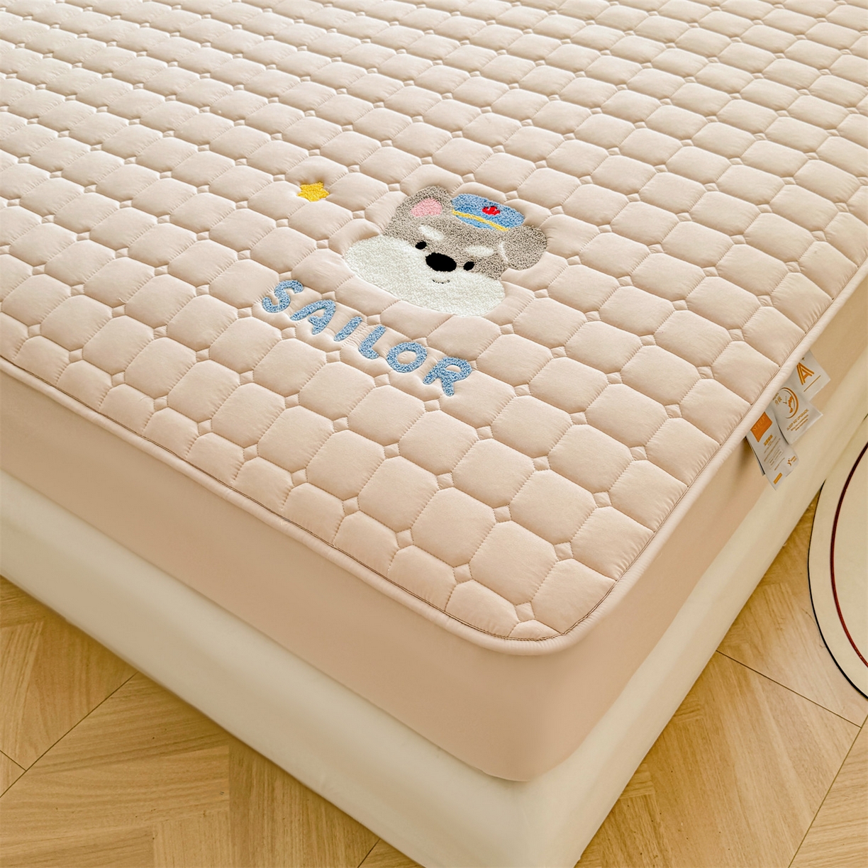 91家纺网 家纺一手货源 找家纺 雯豆家纺 2025新品刺绣款毛巾绣夹棉床笠三件套纯色素色床护垫保护套 叮当狗-奶咖