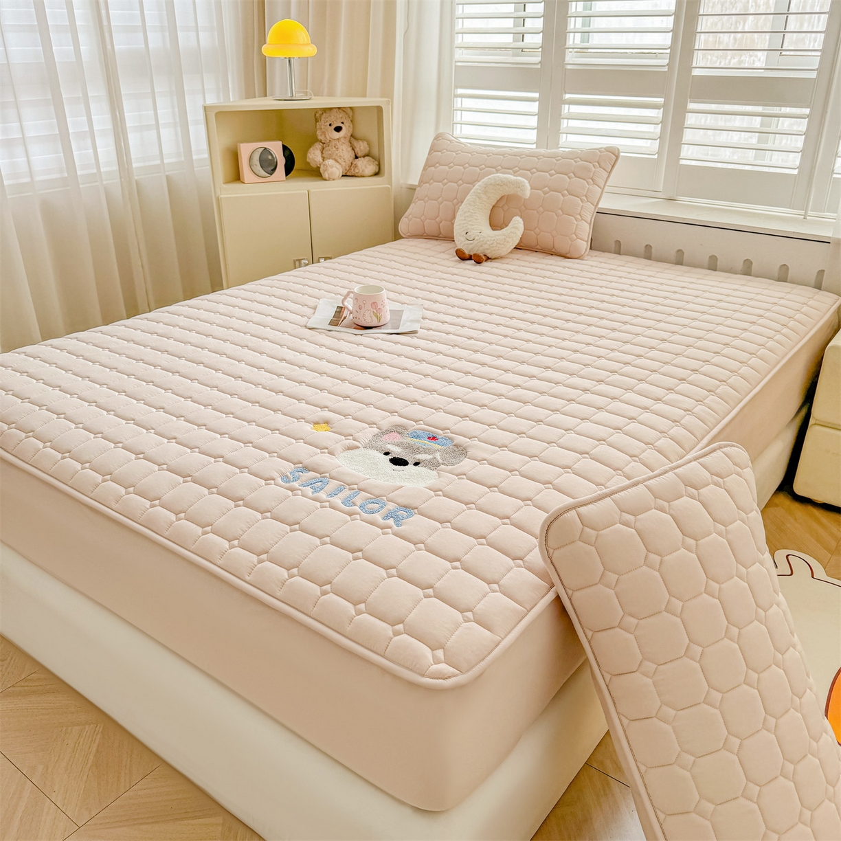 91家纺网 家纺一手货源 找家纺 雯豆家纺 2025新品刺绣款毛巾绣夹棉床笠三件套纯色素色床护垫保护套 叮当狗-奶咖